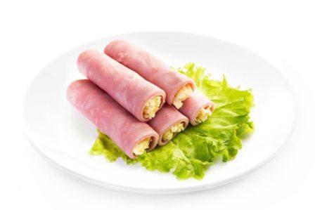 Рулетики с ветчиной, сыром и чесноком